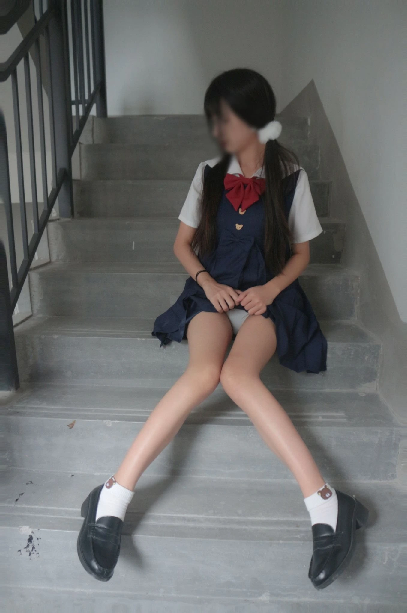 是暖暖呀 Cosplay楼道阳光下的诱惑写真资源合集下载